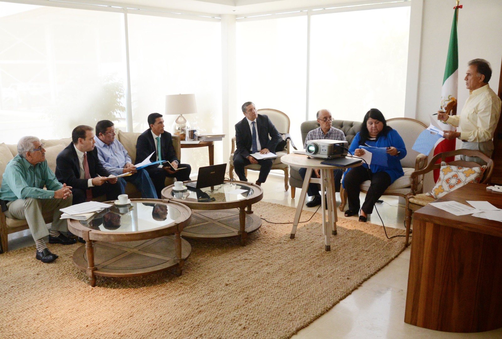 Gobernador Yunes sigue buscando soluciones para superar la crisis financiera a Veracruz