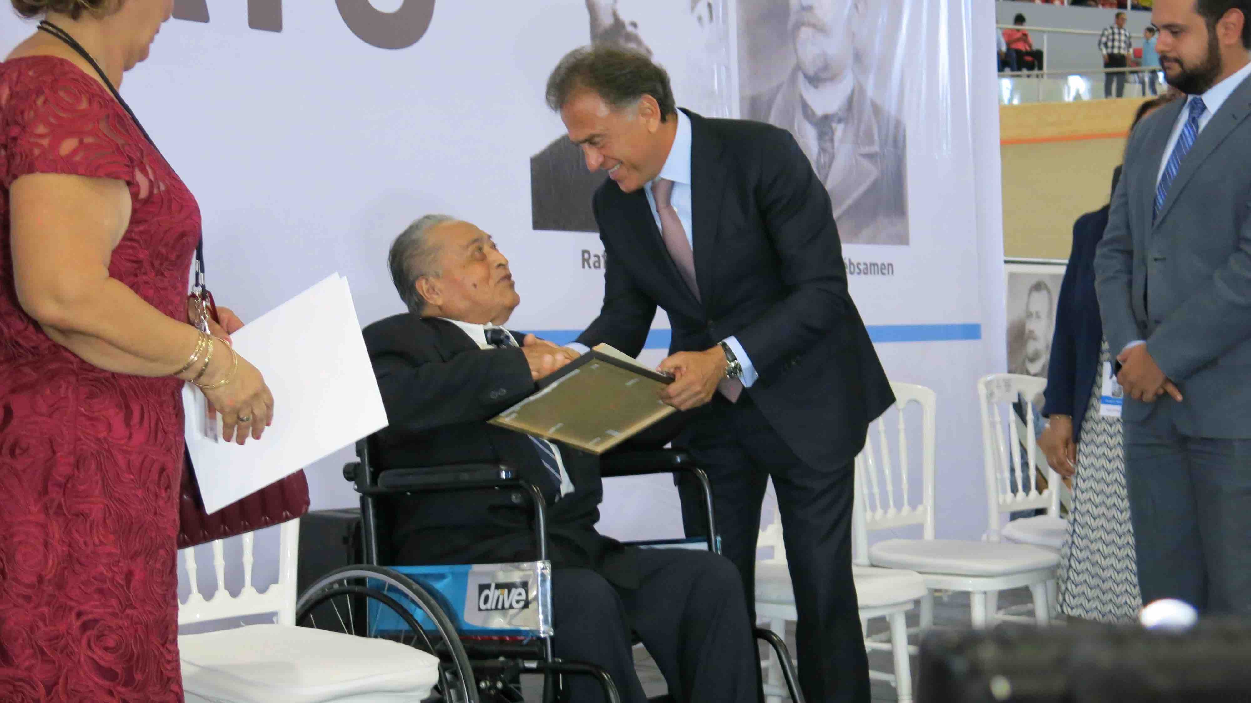 Reconoce el gobernador Yunes entrega de maestros veracruzanos; otorgó medallas por 30 y 40 años de servicio