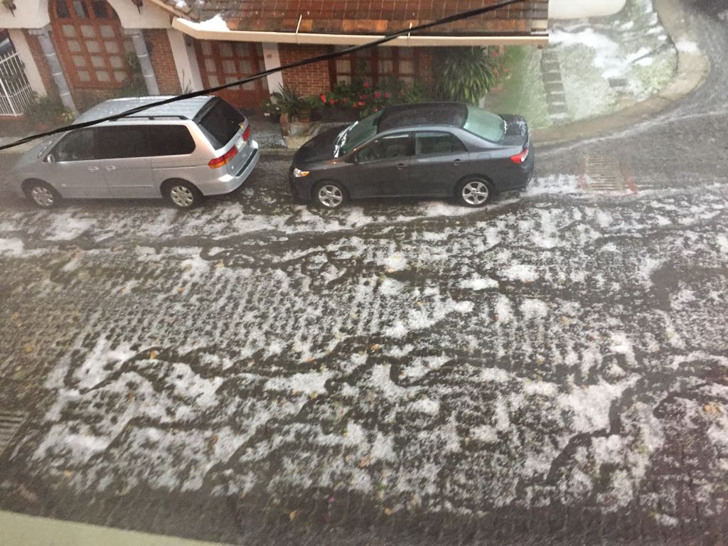 Tormenta sorprende a Xalapa; granizada y anegamientos en la zona sur de la ciudad