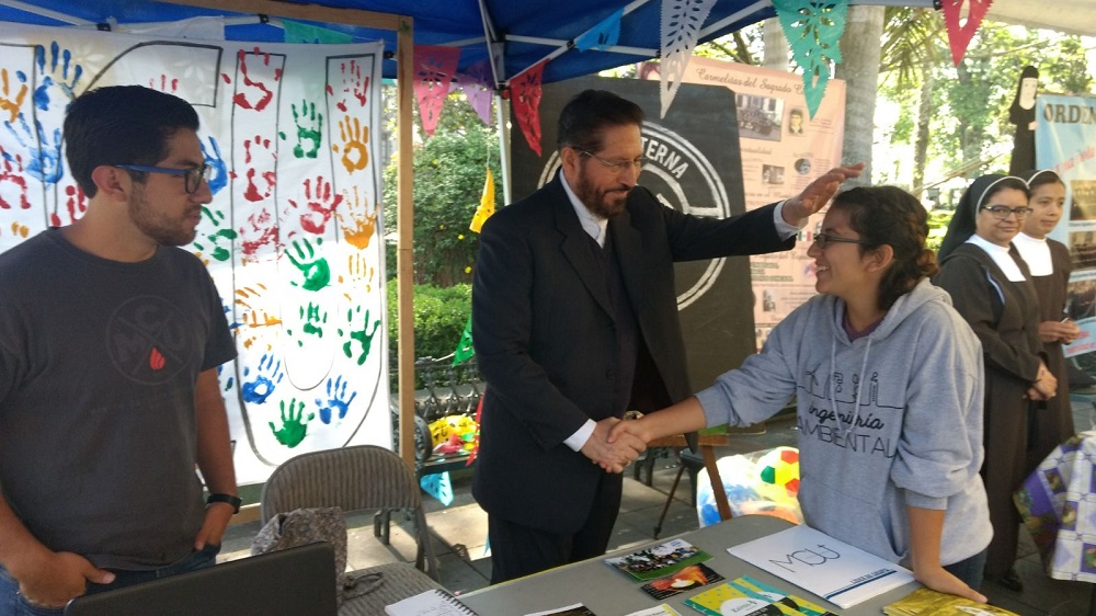 Facebook ha servido a la Arquidiócesis de Xalapa para llamar el interés del sacerdocio entre los jóvenes