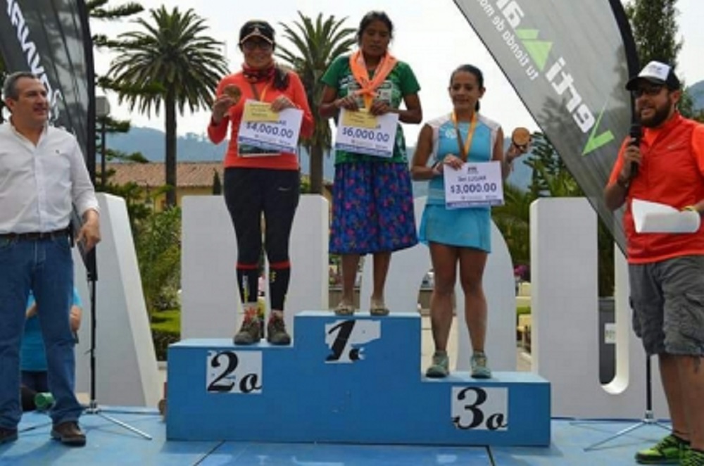 Mujer rarámuri, una de las corredoras más veloces de México