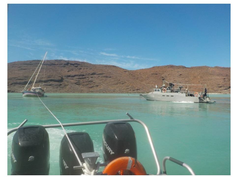 Personal naval auxilia a tripulantes de un velero en La Paz, Baja California Sur