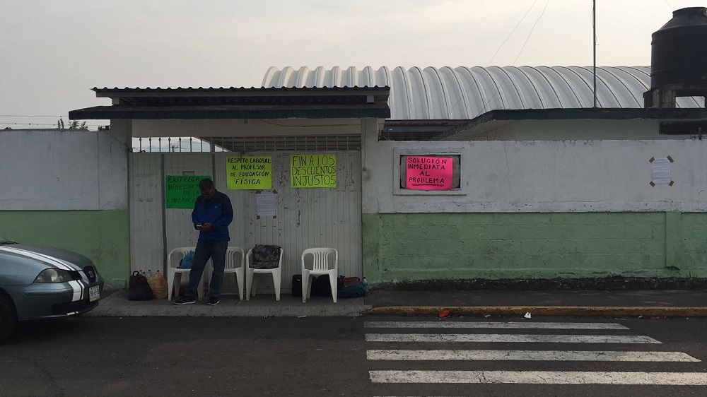 Maestro toma instalaciones de la primaria Guadalupe Victoria en Córdoba