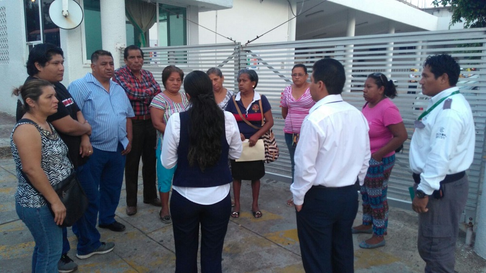 Padecen de apagones en colonia de Coatzacoalcos; CFE no les cambia transformador