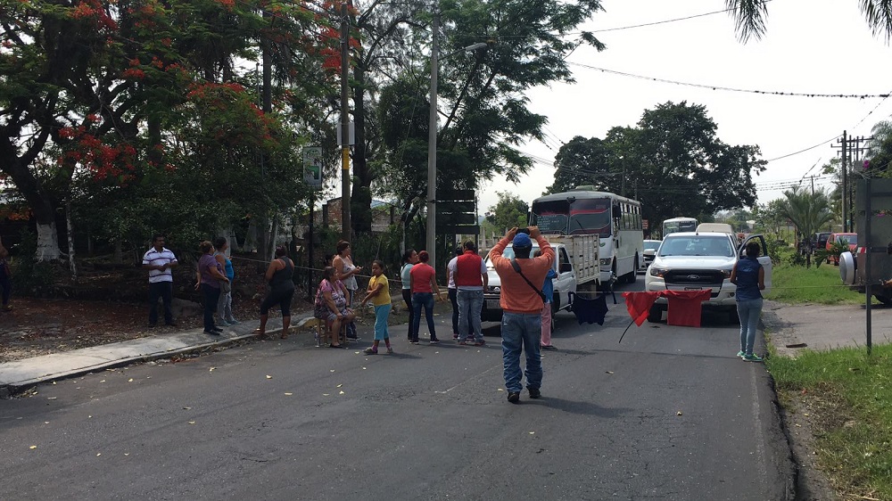 Bloquean carretera Córdoba-Neria para exigir agua potable
