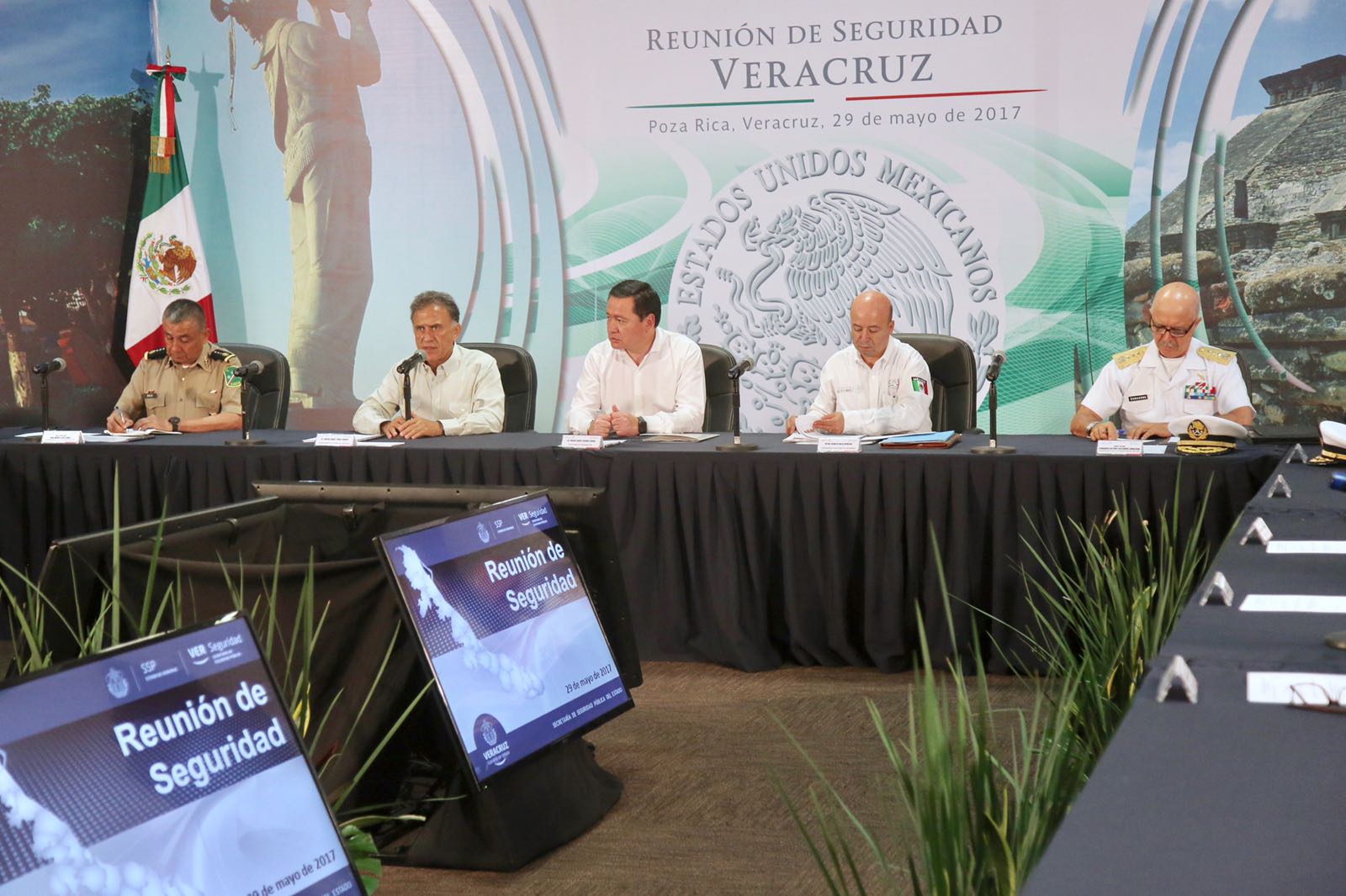 El secretario Osorio Chong encabeza reunión de seguridad Veracruz