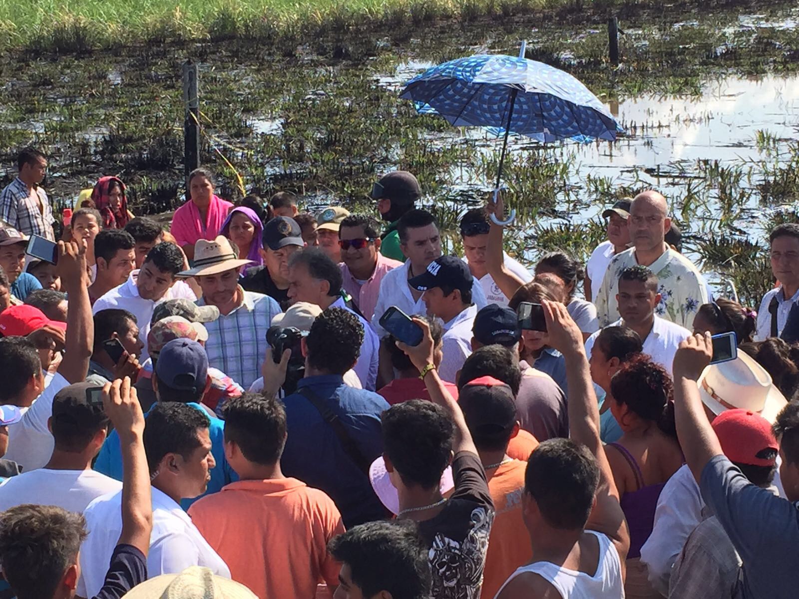 Gobernador Yunes acude al lugar del siniestro en Tierra Blanca