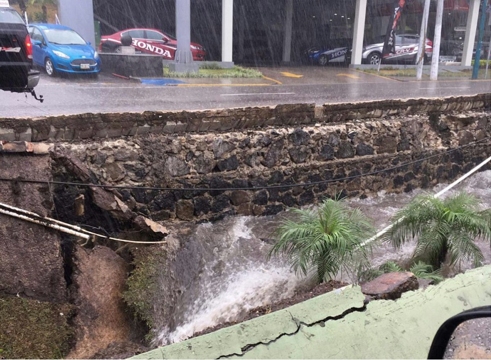Colapsa camellón de la avenida Murillo Vidal por intensas lluvias de Xalapa