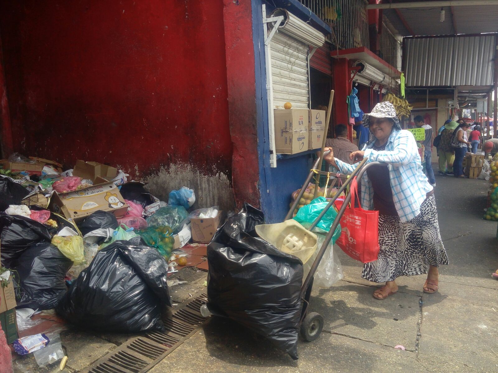 Doña Jovita, ejemplo de madre soltera que pudo mantener a sus 8 hijos recogiendo basura