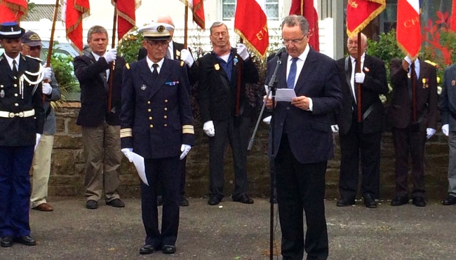 Ministro francés acusado de corrupción rechaza dimitir