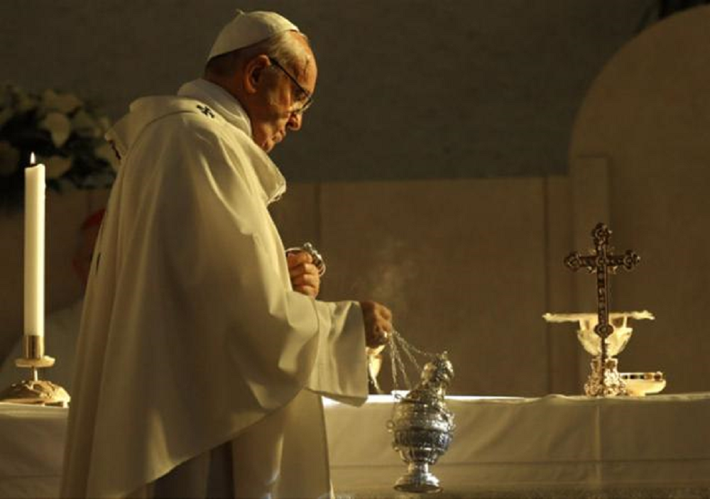 El Papa sorprende a novios y preside su boda