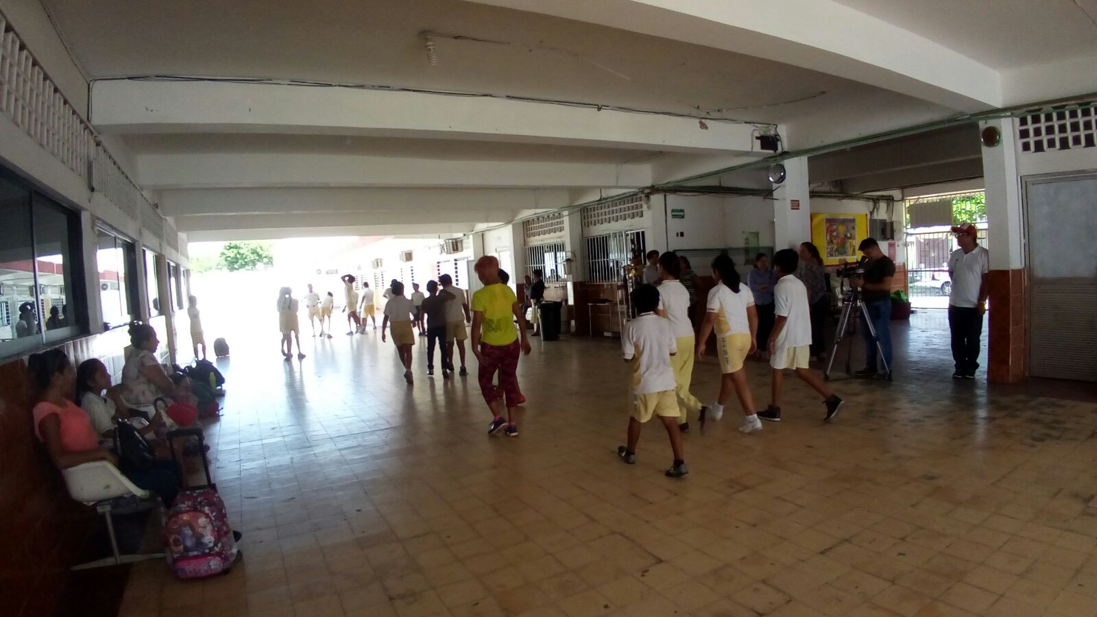 Toman clases en los pasillos por falta energía eléctrica en primaria de Coatzacoalcos