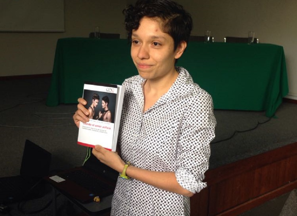 Presentan libro “Cuando el amor asfixia” sobre violencia en relaciones LGB