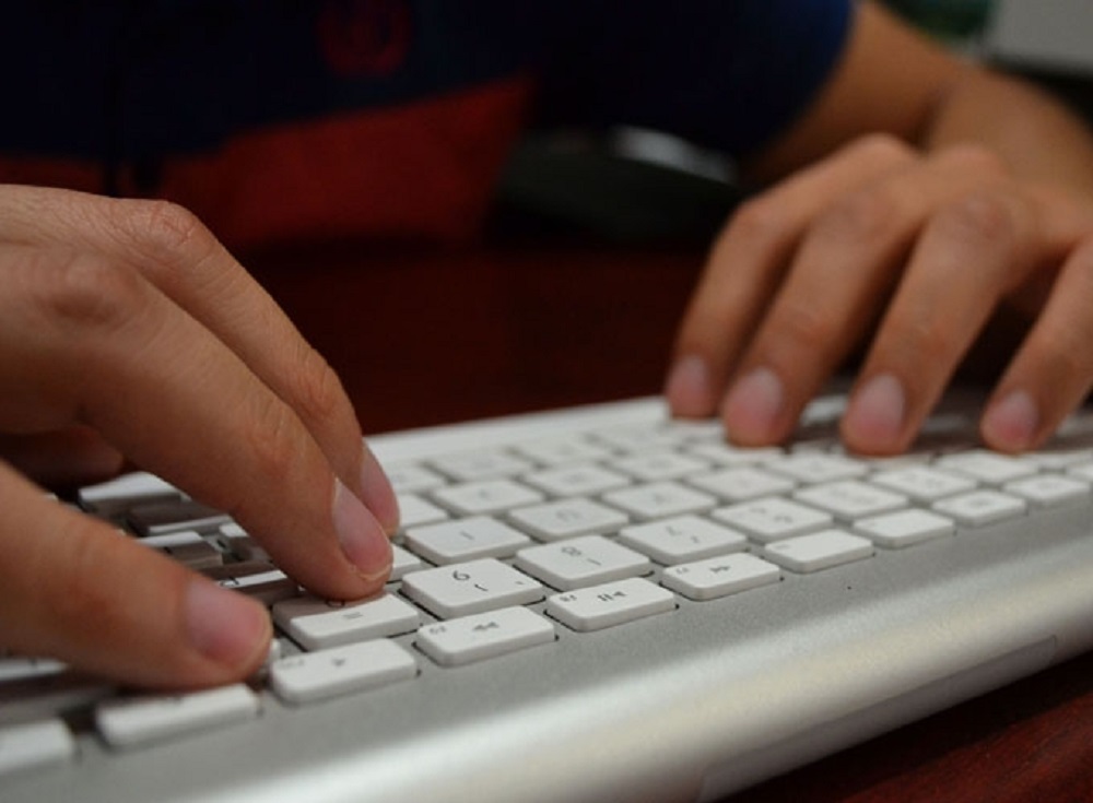 Investigador poblano desarrolla teclado-ratón para computadora