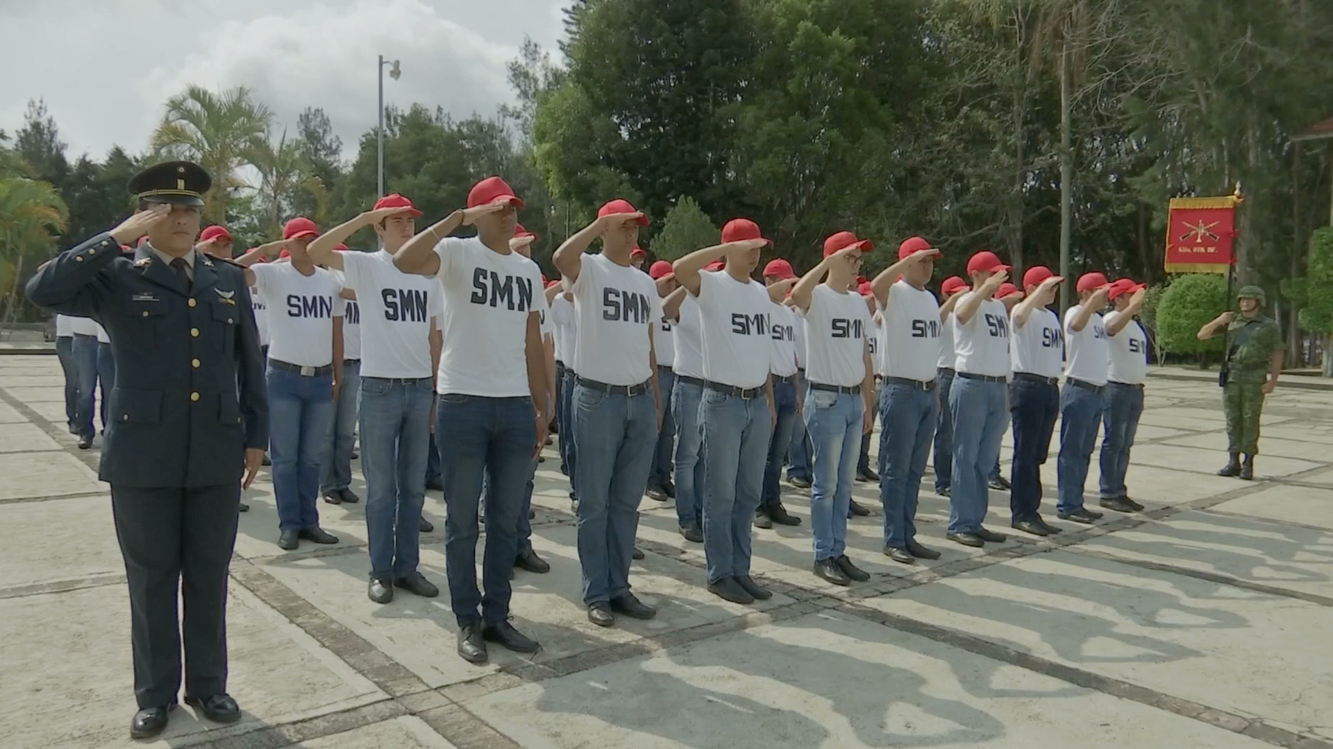 Jóvenes del SMN toman protesta de bandera y conmemoran la Batalla de Puebla