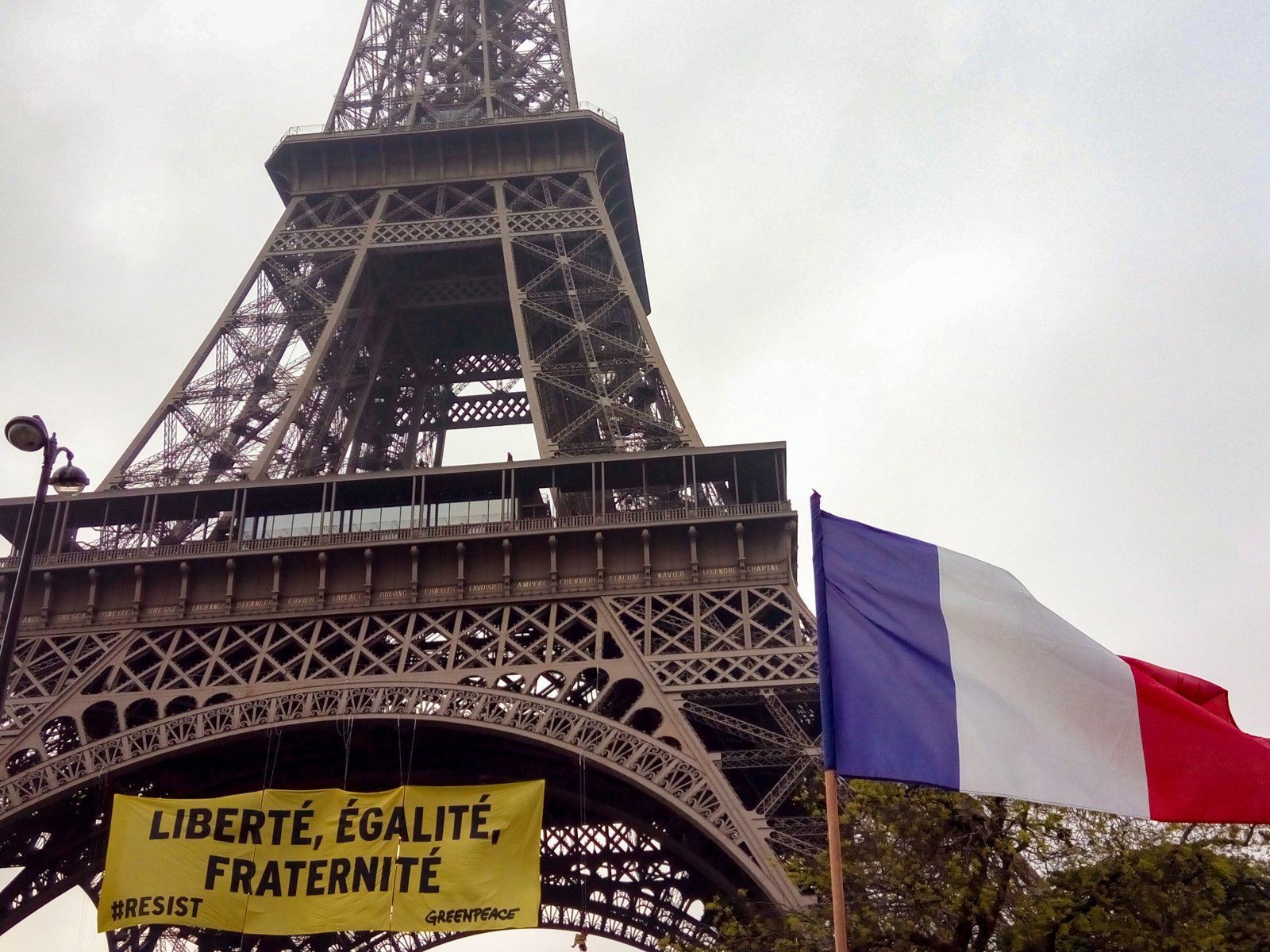 Greenpeace despliega pancarta contra Le Pen en la Torre Eiffel