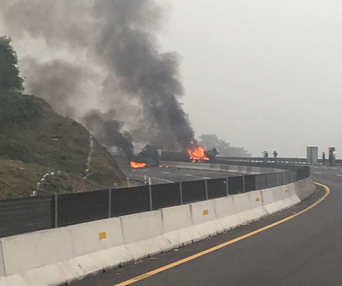 Se incendia tráiler en el libramiento Xalapa-Perote