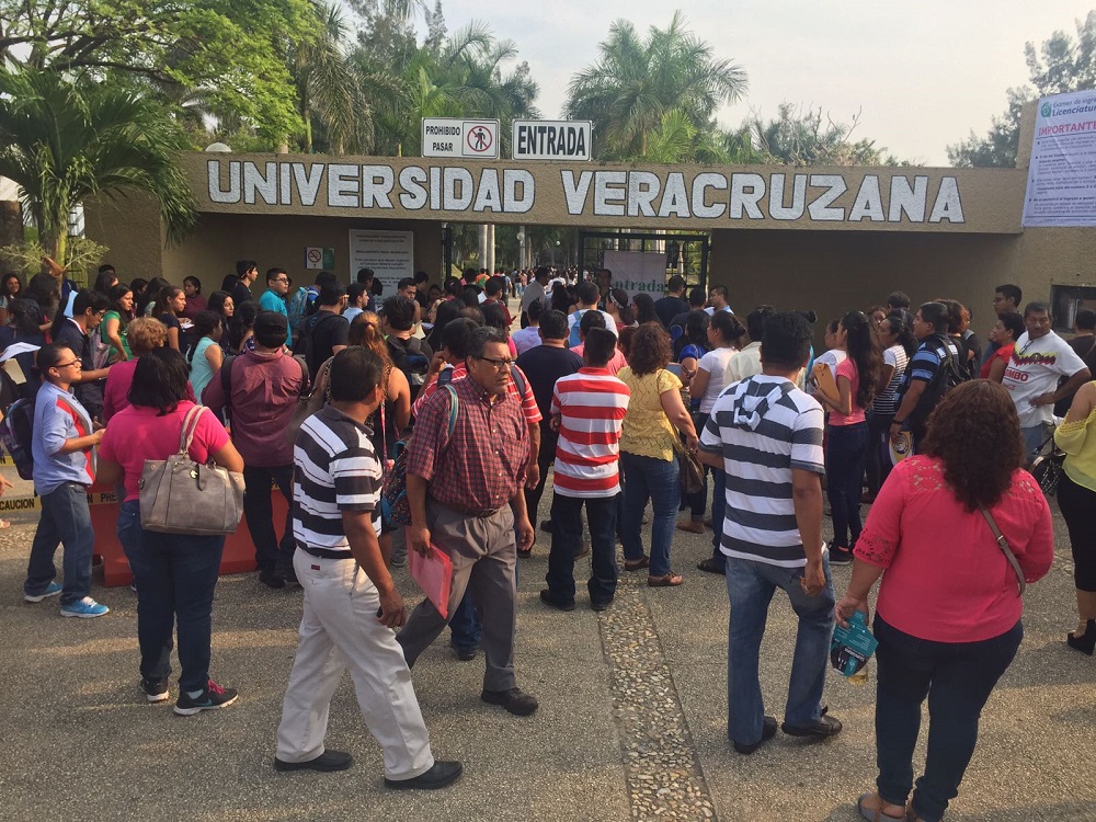 Aspirantes a ingresar a la UV presentan su examen de ingreso a los campus Coatzacoalcos y Minatitlán