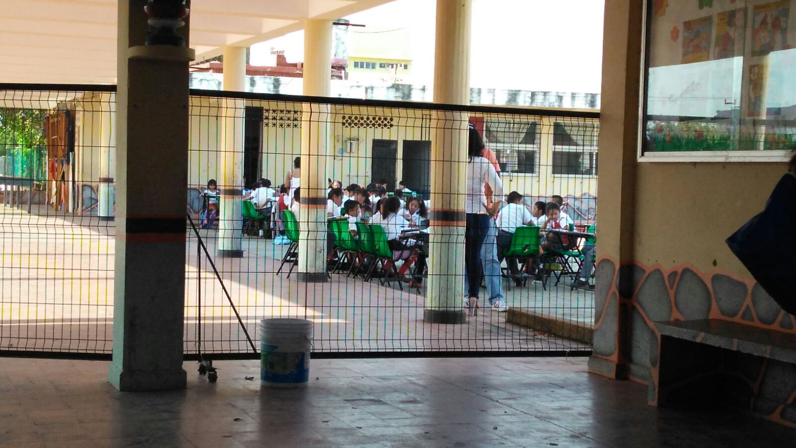 En Coatzacoalcos, toman clases en el patio de la escuela por falta de energía eléctrica