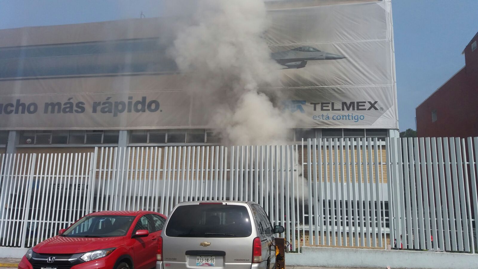 Se registra incendio en oficinas de Telmex en Xalapa