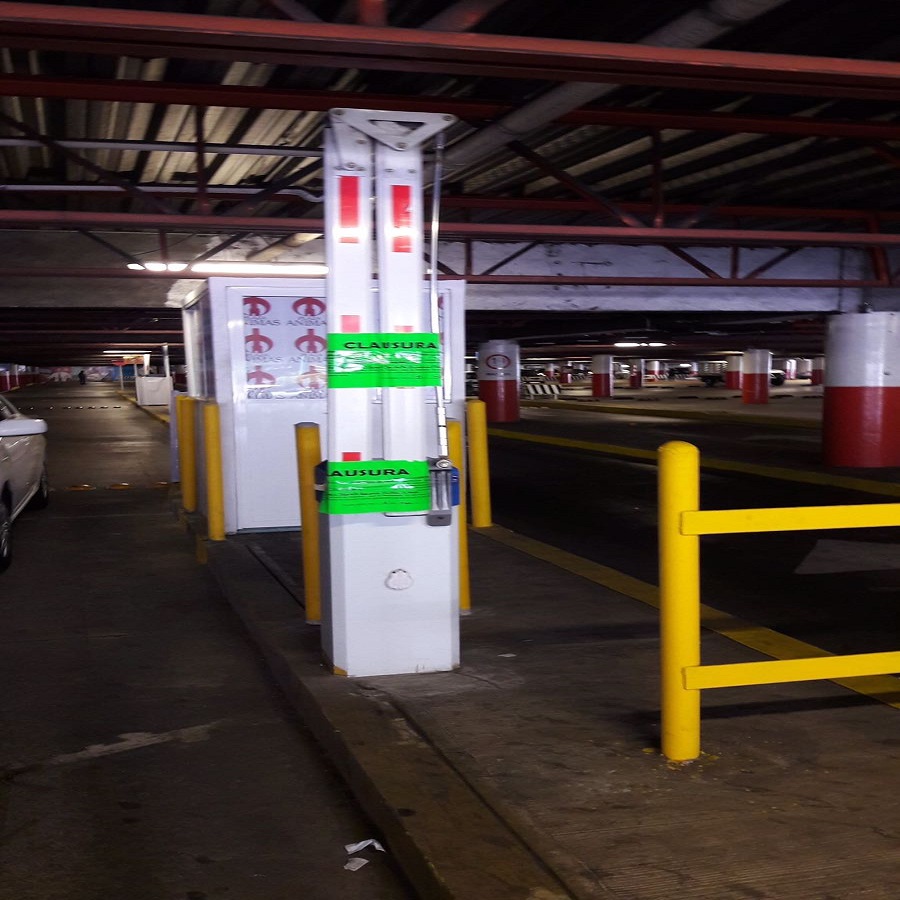 Clausuran plumas de cobro en estacionamiento de Plaza Ánimas