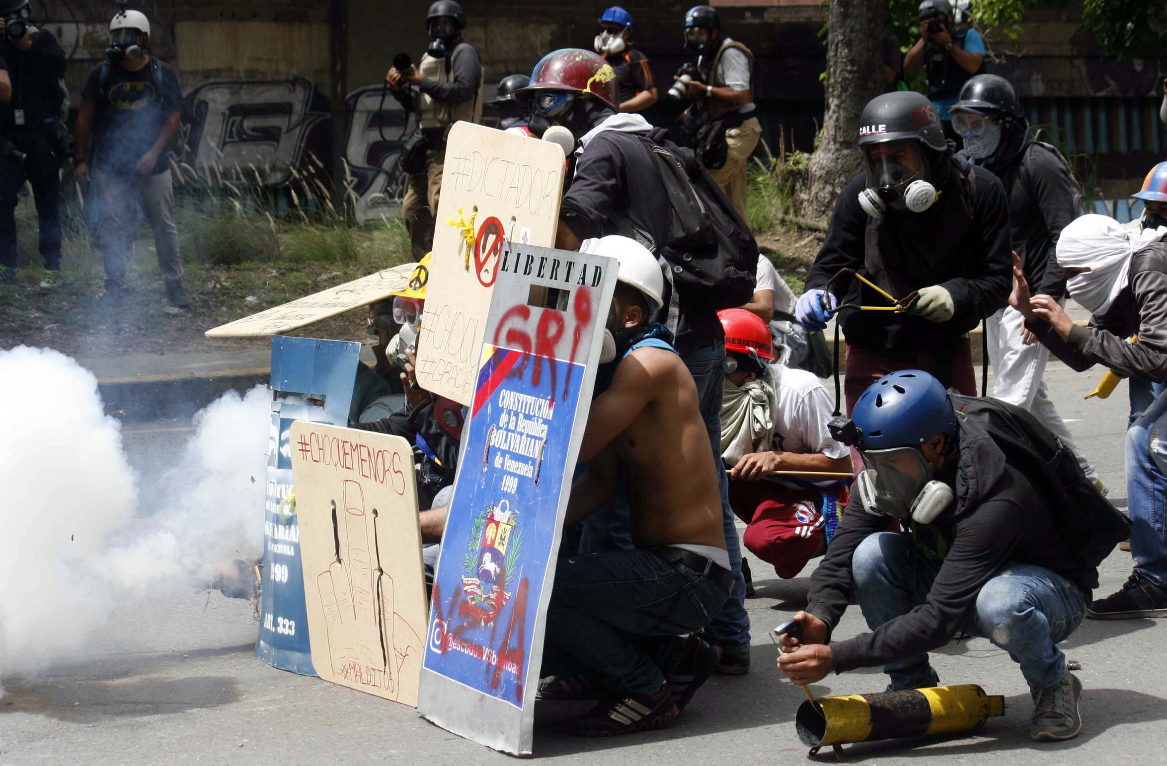 Venezolanos usan equipo improvisado para protegerse en las protestas