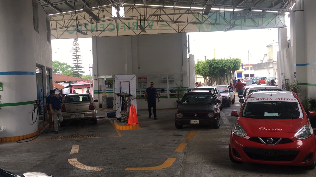 Automovilistas de la zona centro saturan verificentros