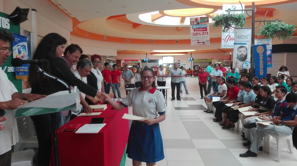 Club Rotario de Coatzacoalcos reconoce a los mejores estudiantes de secundaria