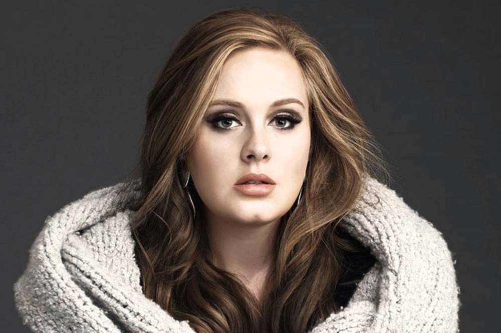 Cantante Adele visita a damnificados de incendio de Londres