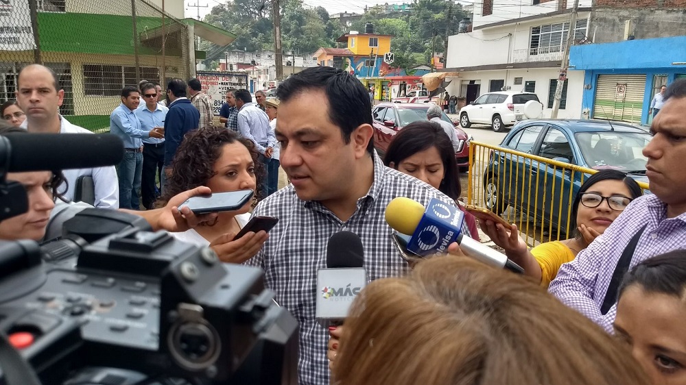 Alcalde de Xalapa recorre colector inundado «Fernando Gutiérrez Barrios»