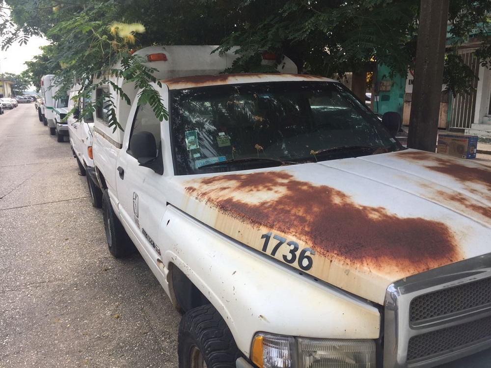 Vehículos del IMSS abandonados propician delincuencia en Coatzacoalcos