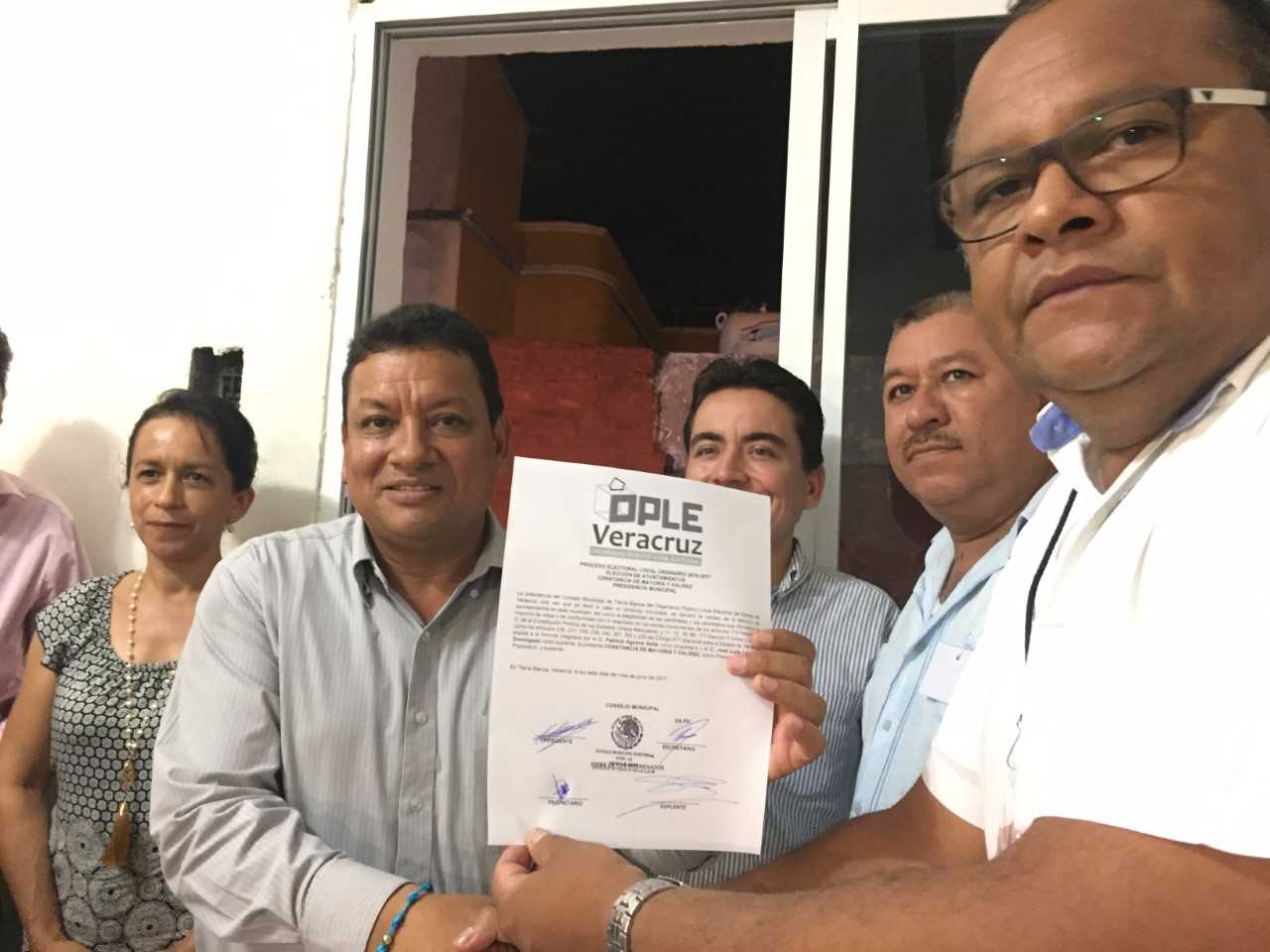 Recibe constancia de mayoría Patricio Aguirre Solís de PAN-PRD en Tierra Blanca