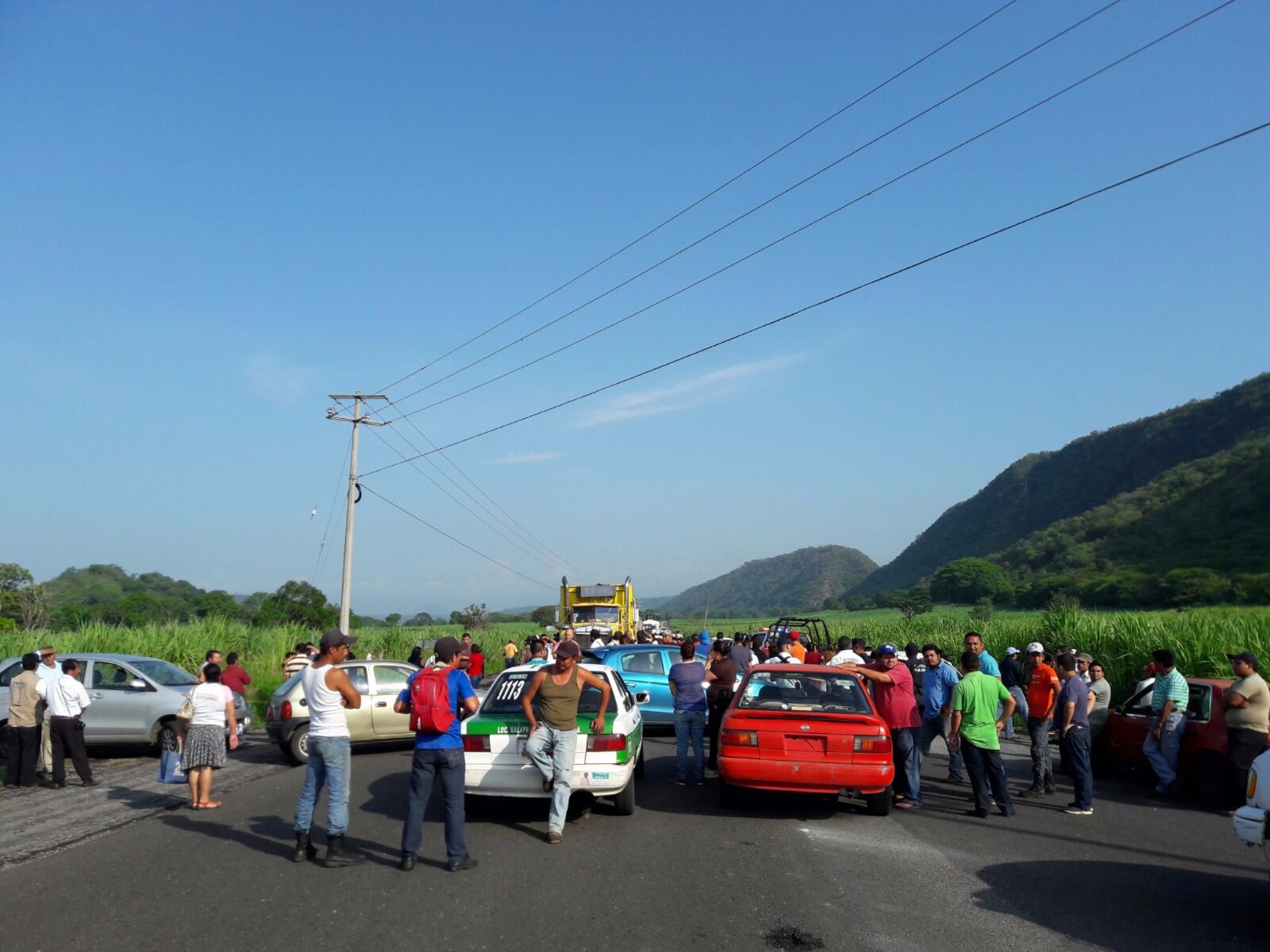 Habitantes de Tlaltetela y Tuzamapan bloquean carretera para exigir su rehabilitación