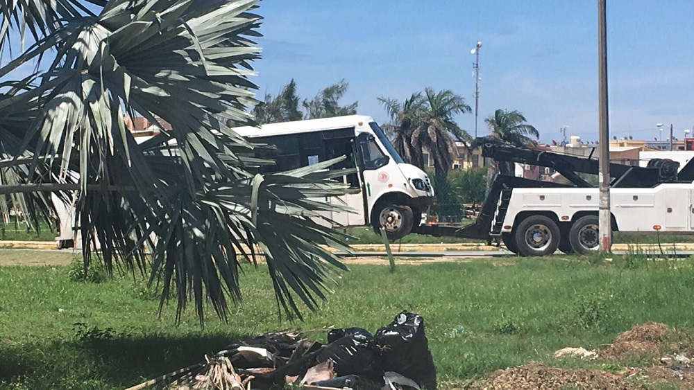 En Coatzacoalcos retiran camiones abandonados