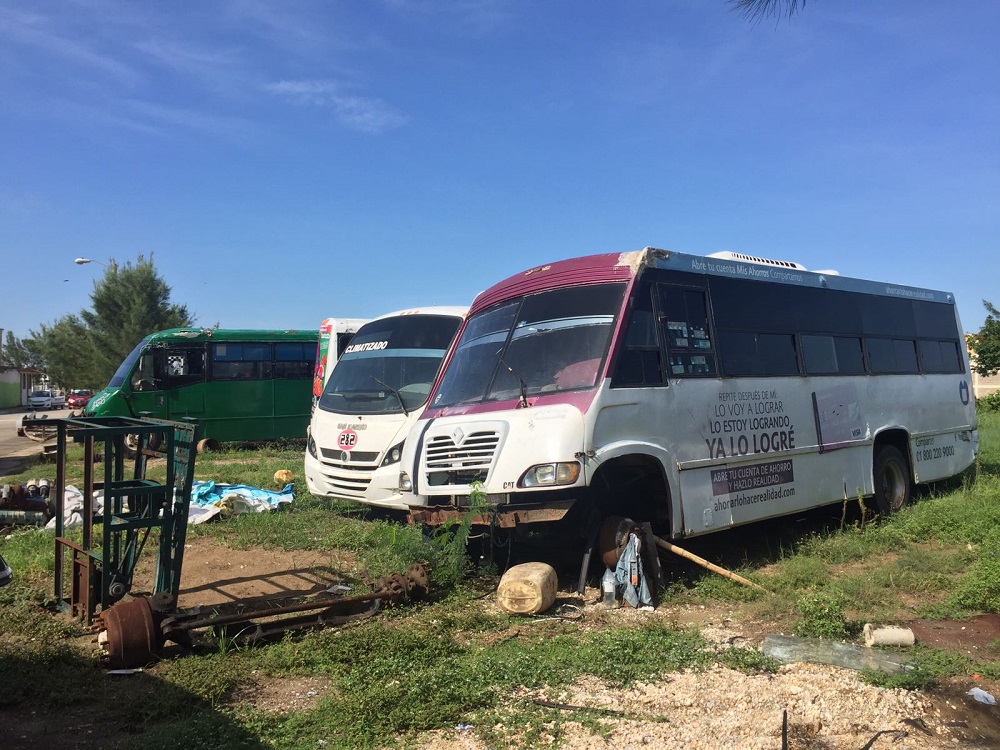Vecinos piden se retiren camiones abandonados en área verde de Coatzacoalcos