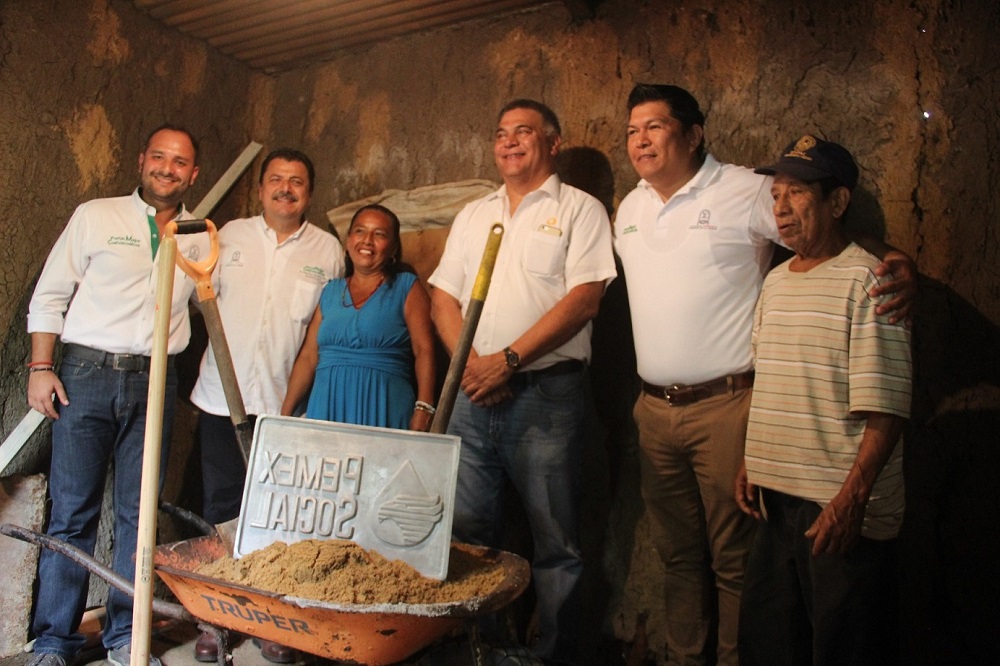 Colocan piso firme en viviendas de zona rural de Coatzacoalcos