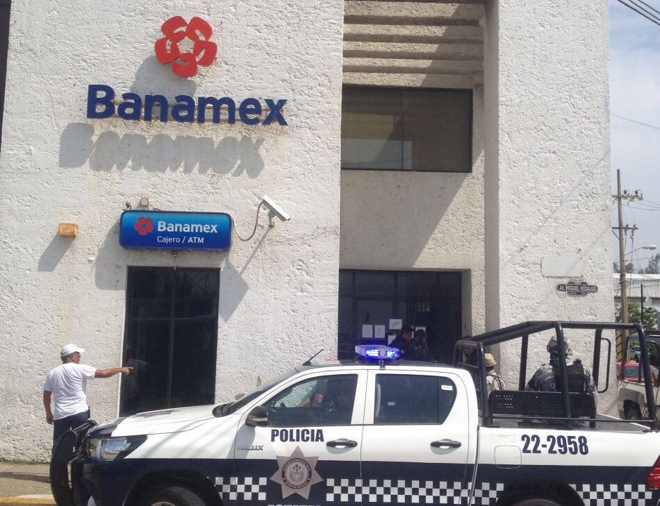 Ciudadanos sorprendidos por clausura de la sucursal de Banamex en Coatzacoalcos