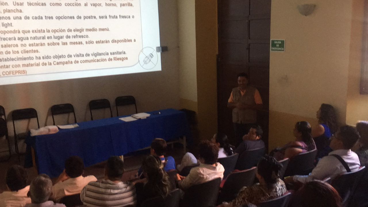 Cofepris imparte conferencias a restauranteros en Córdoba