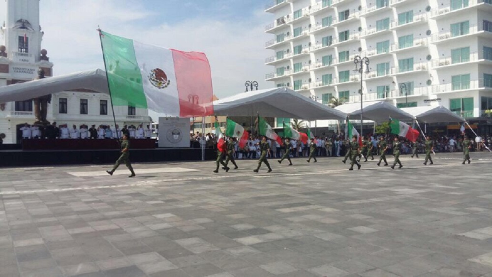Realizan desfile por el 150 aniversario de la instauración de la República en México