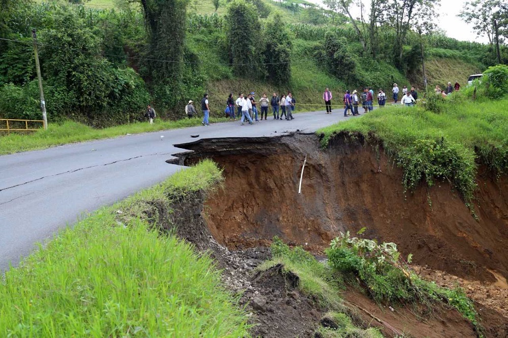 Atiende la SIOP deslave en carretera Coscomatepec-Tetelcingo