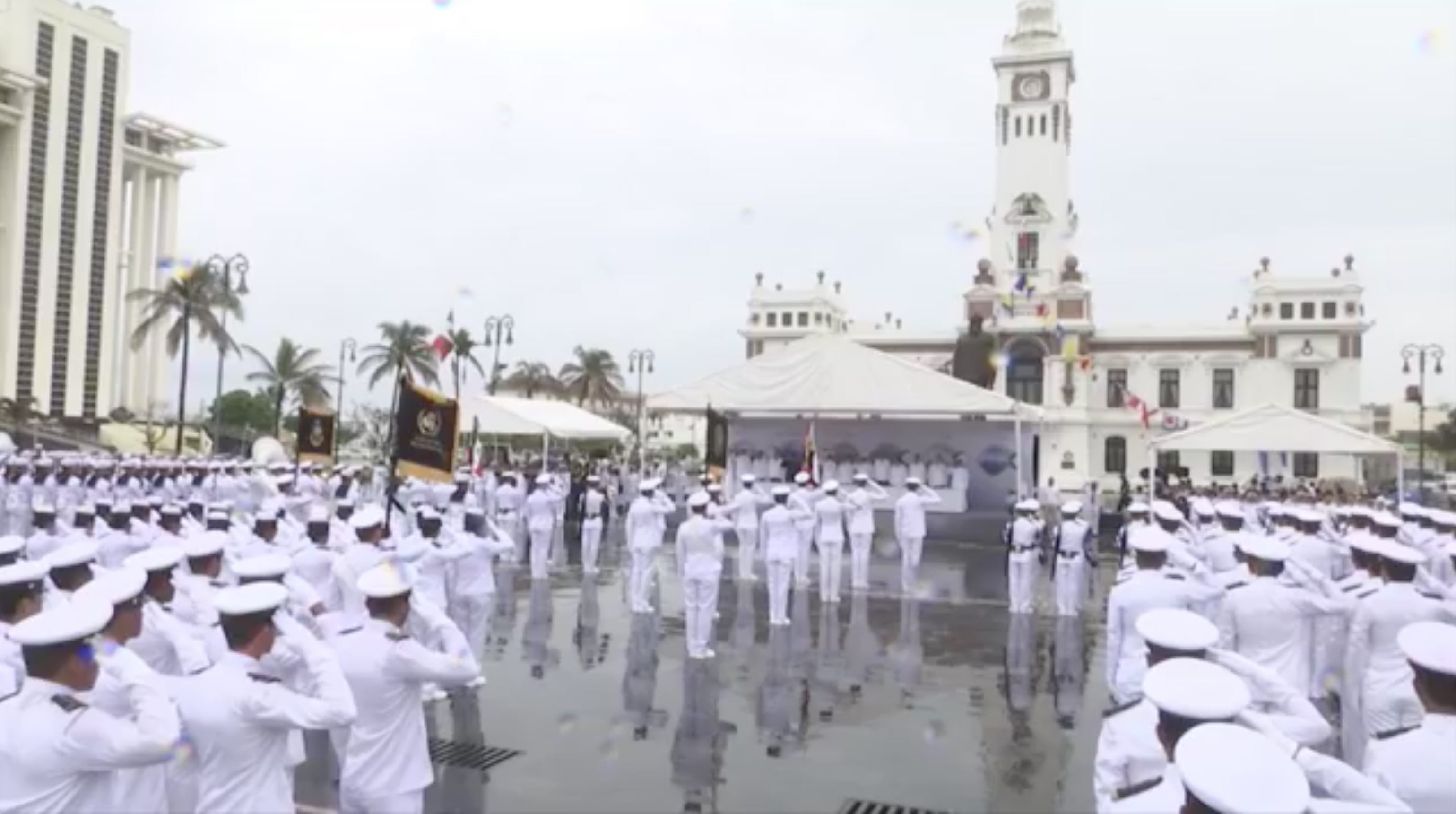 Gobierno y pueblo de Veracruz rinden homenaje a los marinos mexicanos