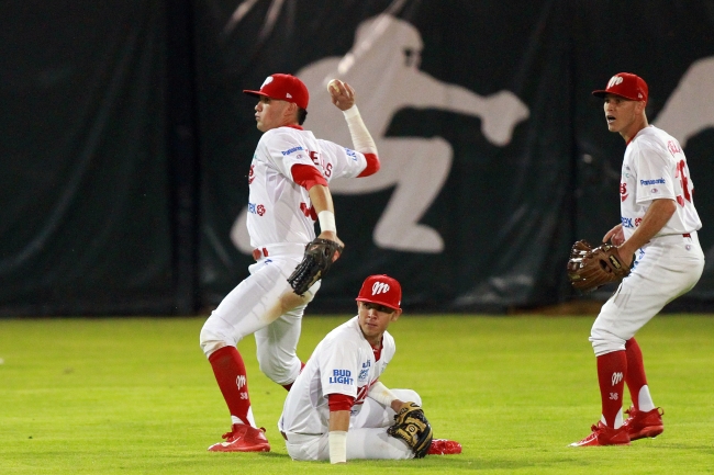 Diablos Rojos blanquean 3-0 al Águila para empatar la serie