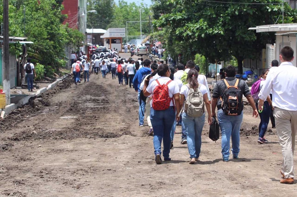 Alumnos del Tecnológico de Tierra Blanca atestiguan inicio de pavimentación de sus calles