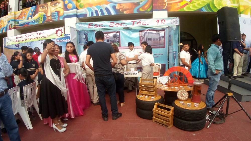 Escuelas secundarias realizan demostración tecnológica en Coatzacoalcos