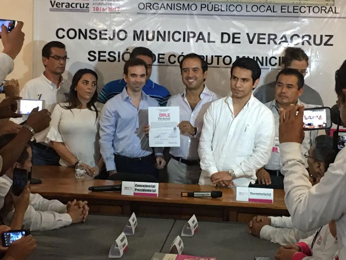 Recibe Fernando Yunes constancia de mayoría; su prioridad, mejorar los servicios públicos