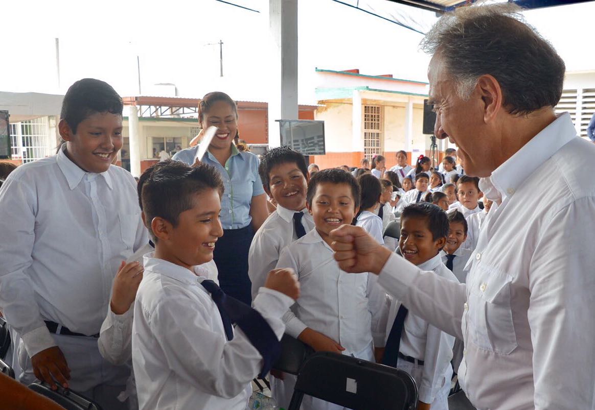 Se invertirán mil 500 mdp para rehabilitar mil 176 escuelas en todo el estado: Gobernador Yunes