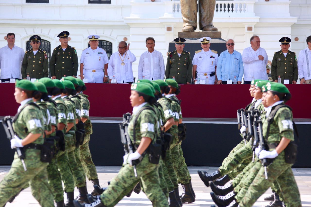 Soldados y marinos enfrentan con valor y compromiso a la delincuencia para dar seguridad a los veracruzanos: Gobernador Yunes