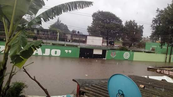 Alumnos de la Unidad y Trabajo se quedan atrapados por inundación