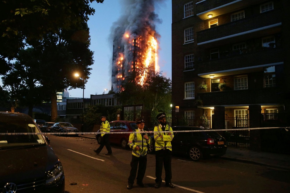 Incendio en un edificio de Londres deja al menos seis muertos