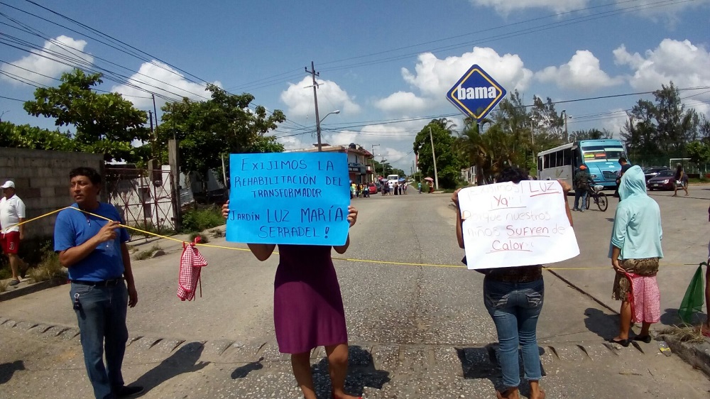 Bloquean avenidas por falta de energía eléctrica en kínder de Coatzacoalcos